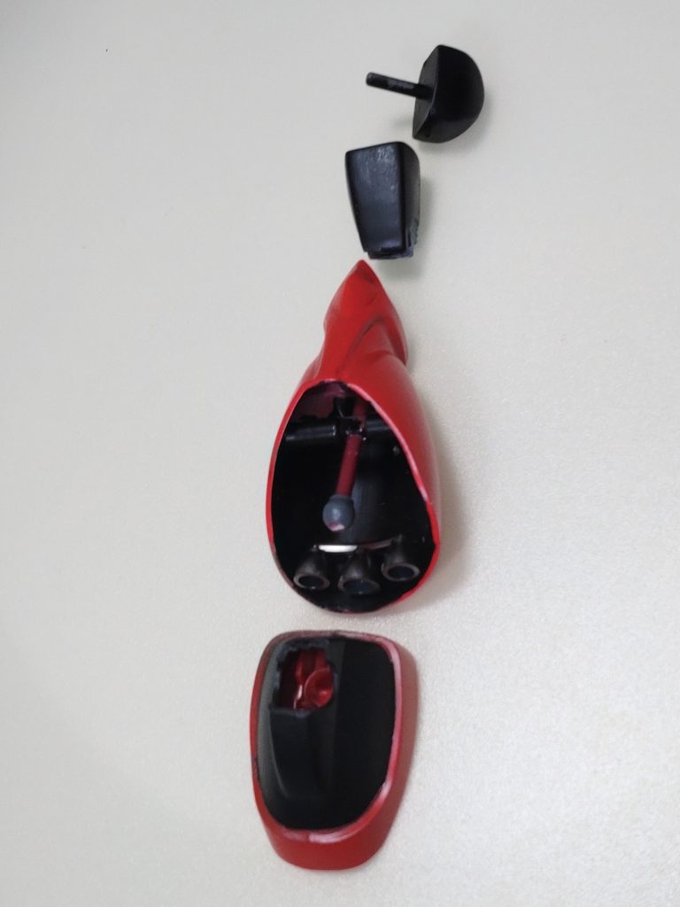 脚部。太ももにロール軸を追加して、膝関節は干渉部分を少し削った後、塗装後に組み込めるようにしました。足首内部にはsdガンダム系のパーツをセットしたのでポリボールとランナーを組み合わせたジョイントで接続しました。これで脚部の接地性を良くしました。