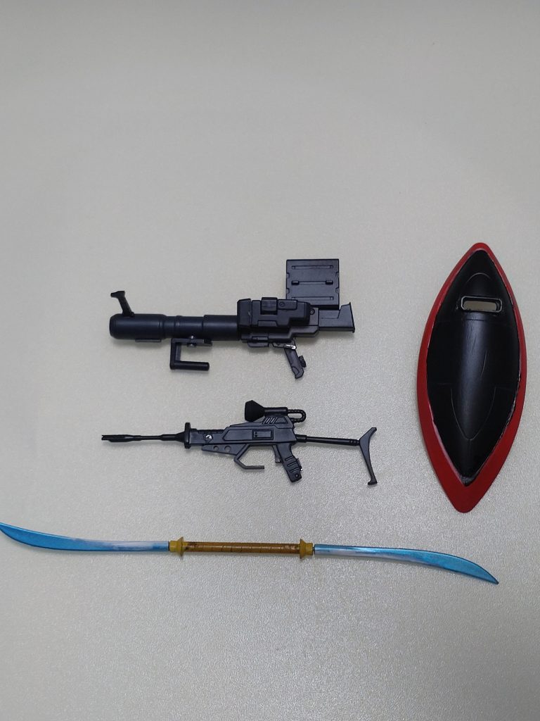 武器。ビームライフルは磁石をセットした以外はそのままです。シールドはジャンク品から旧1/144ターンエーガンダムを加工した物を使用しました。ロケットランチャーはコトブキヤのランチャーにジャンク品を組み合わせました。ビームナギナタは白下地にメタリックブルーで発光しているように塗装してみましたが、見ての通り雑になってます…。