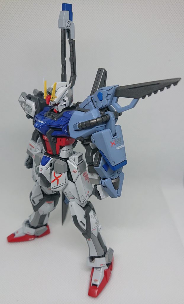 マイダスメッサーは上部を削り刃物っぽく、下部はパンチで作ったノコギリ刃でギザギザに