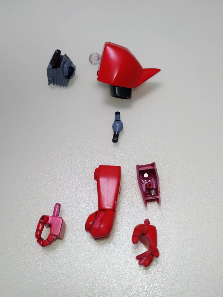 腕部。肩関節及び肘関節をイエローサブマリンのジョイント類に交換して可動範囲を良くしました。 手首はキットの造形が素晴らしかったので、持ち手は穴を埋めました。平手は指を切り離して表情を付けました。可動指も製作しましたが、右手のみ磁石をセットして武器の保持力を良くしました。