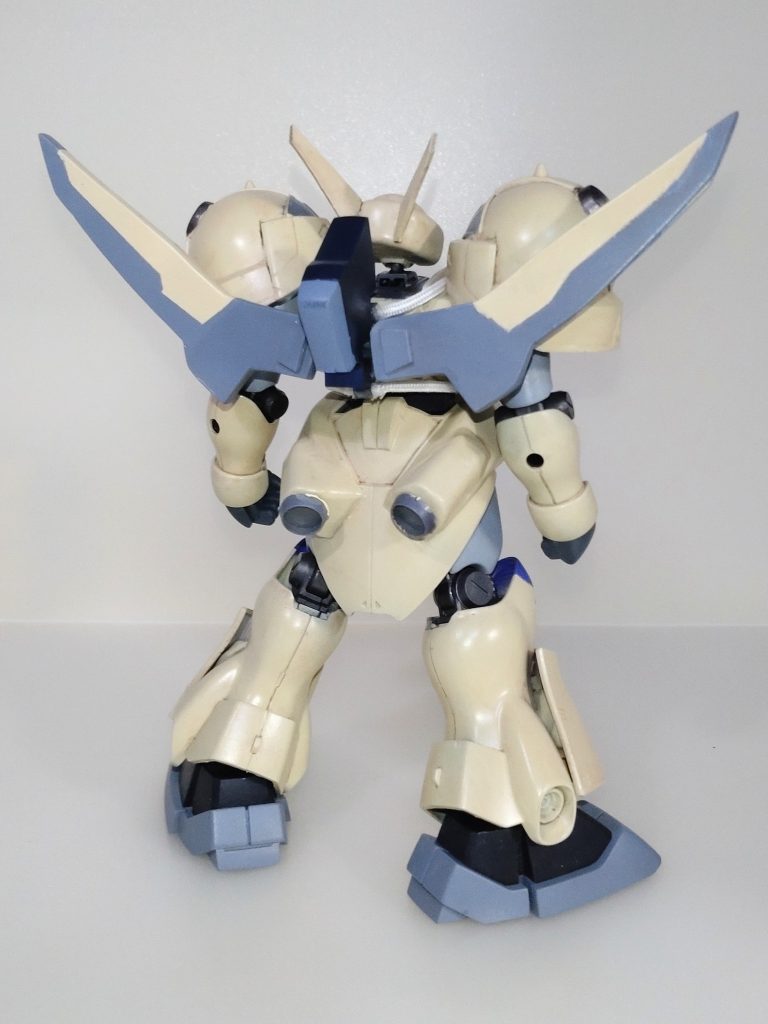 背面。この作品は2015年に一度ジャンク品主体で製作したことがあるのですが、月日が流れて出来が悪いと思えたので、2022年に思いきって製作し直しました。