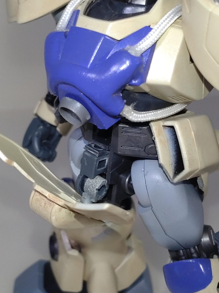 胴体。エポキシパテで形状出しを行い、動力パイプにメッシュホースを使用しています。フロントアーマーはジャンク品からbb戦士犀頑駄無のパーツを使用しています。また、接続に可動軸を仕込んだので、胴体の可動範囲は確保しました。