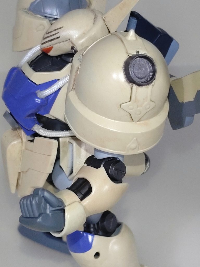 腕部。 左右の特徴的な肩アーマーはジャンク品からレジェンドbb殺駆頭の兜とhgジンの肩パーツを組み合わせたものを使用しました。 自作パーツの中でも一番作りが荒いですが、雰囲気は出せたと思うので気に入ってます。前腕はシリンダーのディテールがとても良かったのであえて残しました。