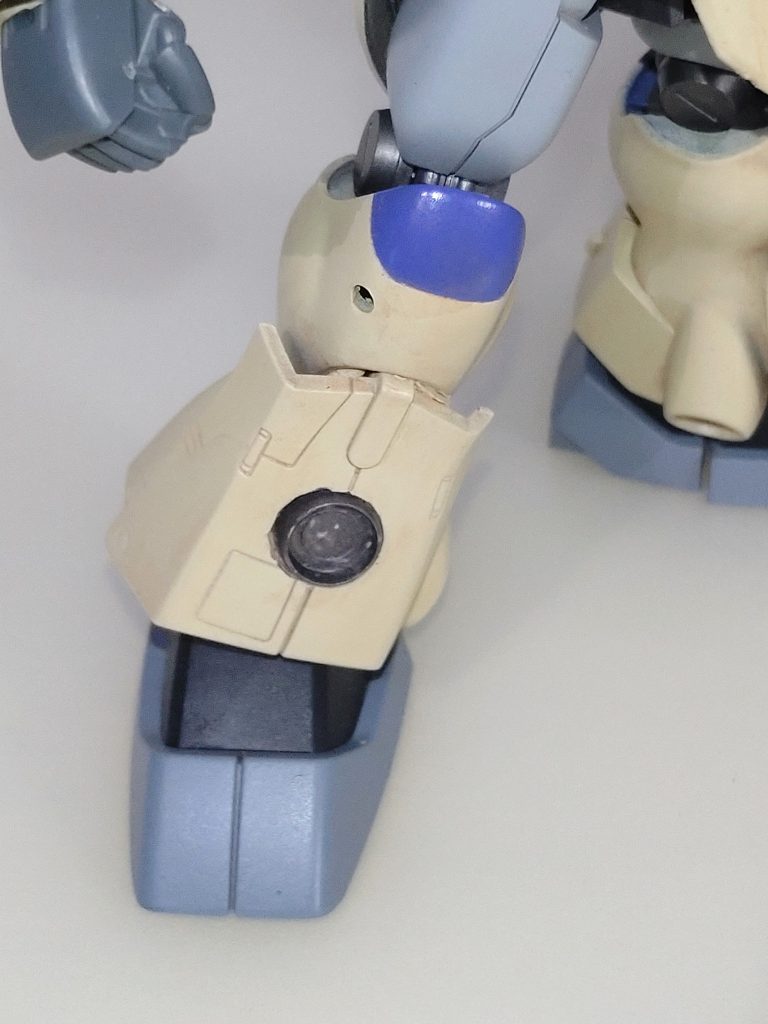 脚部。スネ部分の外装はジャンク品からmgザクⅡ( ver.1.0)のサイドアーマーを加工した物を使用しています。ディテールもそうですが、増加装甲のようにも見えたので使用しました。( ただし、少しばかり荒いです…。)