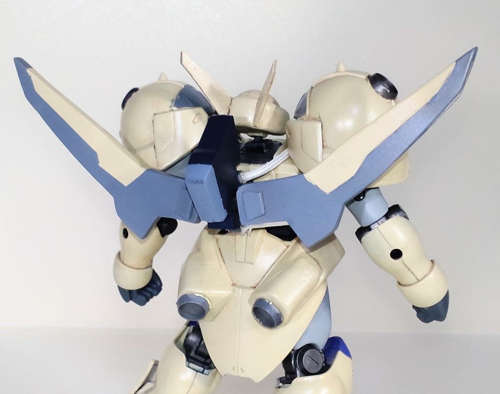 バックパック・リアアーマープラ版主体で製作したウィングをボールデンアームズ付属のジョイントで接続しています。リアアーマーはジャンク品の中から旧1/100ビギナ・ゼラの物が形状が良かったことからバーニアパーツ含めて自作した物を使用しました。