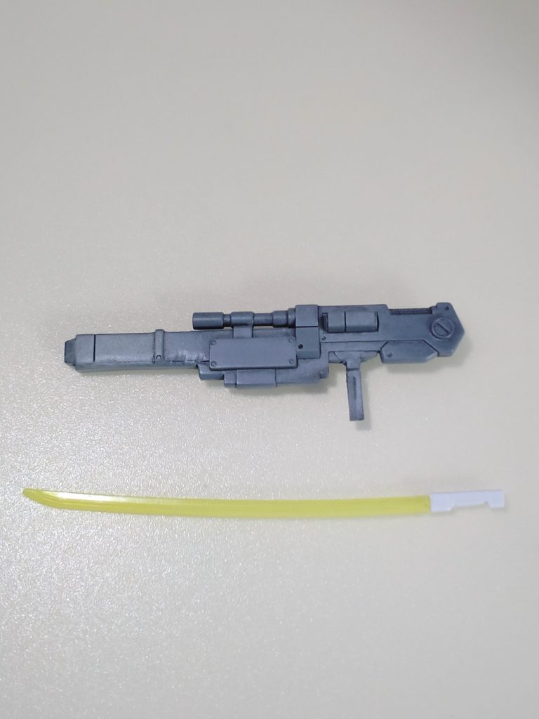 武器。ビームライフルはコトブキヤのライフルに銃口を角型に変更した物を使用しました。ビームサーベルは本来付属しないらしいのですが、ライフルだけでは寂しいのでジャンク品から製作しました。