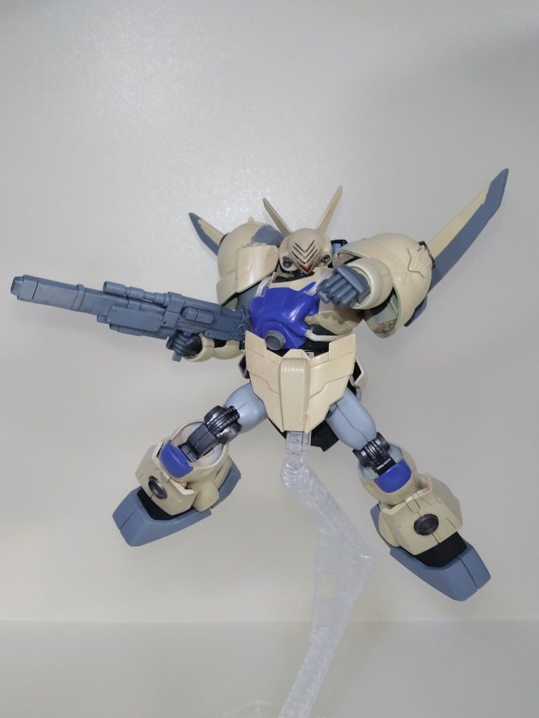 アクションポーズ。初登場時、ダブルエックスに仕掛けた正拳突き。このシーンがクラウダの活躍の中で一番印象に残ってます。