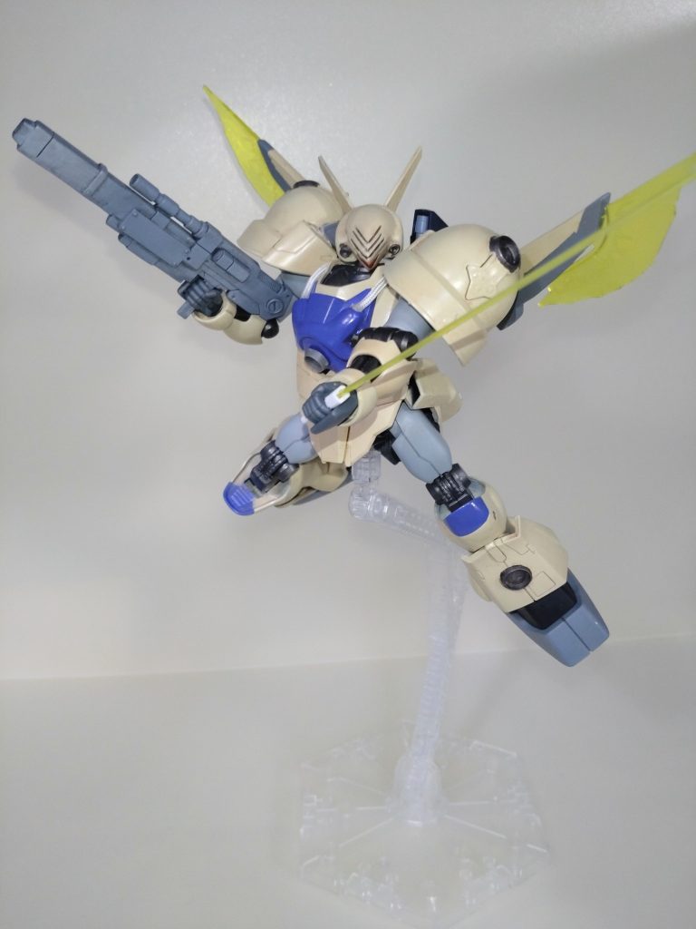 ビームサーベルを持たせたポーズも難なく出来ます。出来れば映像で見てみたかったものです。