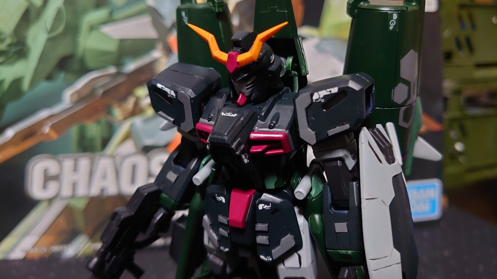 暗めにして斜め上からプラ板でひさしに厚みを持たせる工作を実施。悪役ガンダムらしくイカツ目になりました。いつも通り、プラ板貼ったりスジ彫りしたりしています。