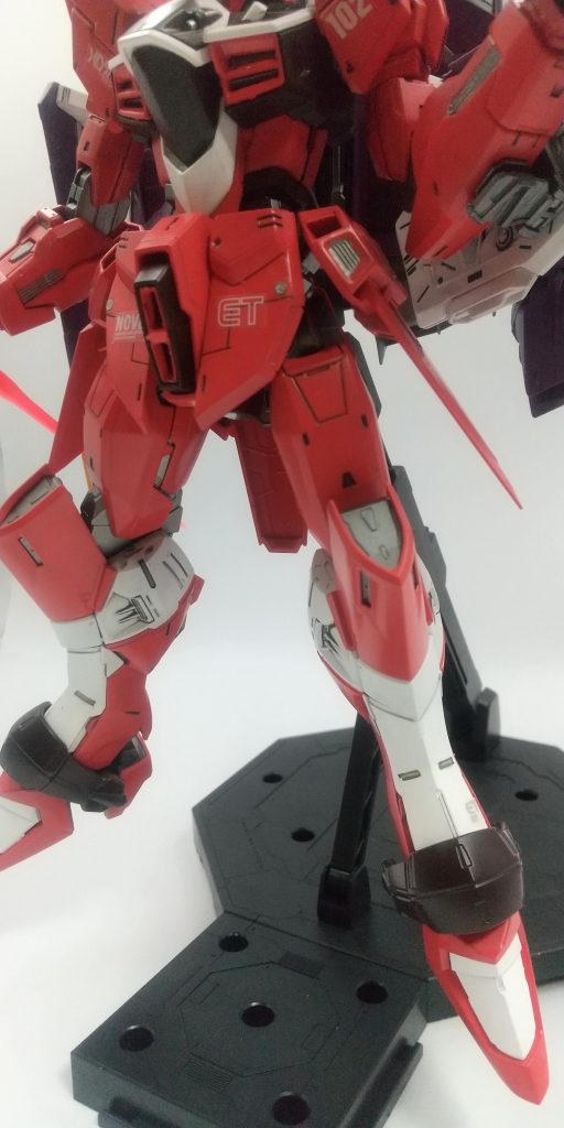 足をインフィニットジャスティス風に塗装しました。あと腕が短いと感じたため５ミリ延長しました。