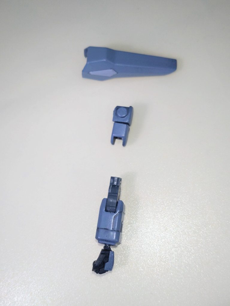 腕部。肩アーマーは後ハメ加工を施し、age1の肘関節に置き換えました。