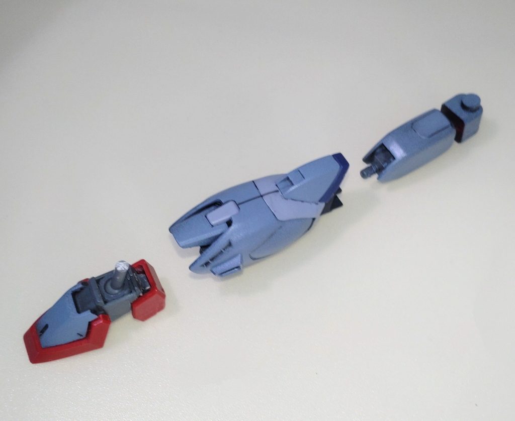脚部。股関節を旧hgガンダムアストレイの肩パーツに置き換えて太もも上面にロール軸をセットしました。スネ部分は合わせ目部分を段落ち加工し、足首も市販のボールジョイントに交換して接地性を良くしました。この改修で脚部の長さが良くなりましたが、同時に荒さも目立っています😅