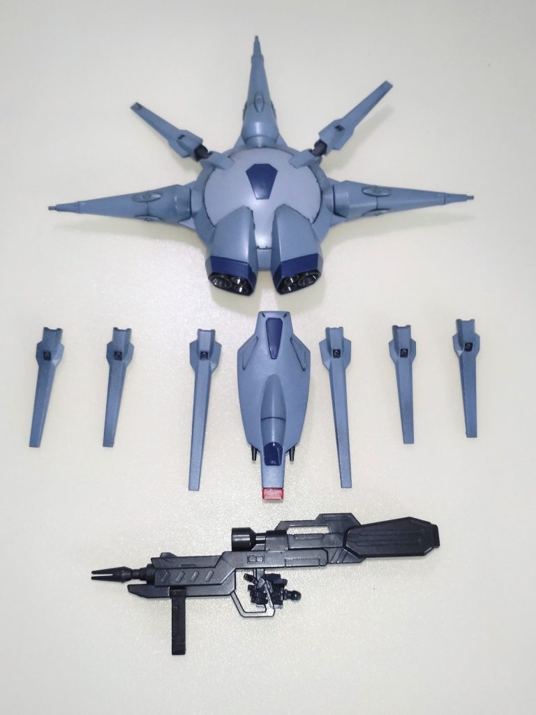 バックパック・武器バックパックは一部成型色を残して塗り分けていますが、一部マスキングが荒いです。武器類は出来が良かったのでそのままです。