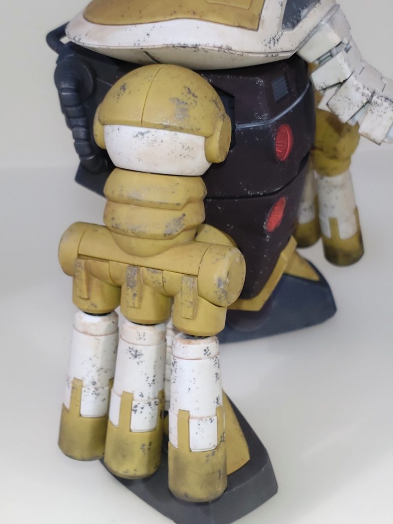 腕部。肩アーマーは合わせ目を段落ち処理に、肩から下の前腕は合わせ目を消した後、スポンジチッピングを施しました。