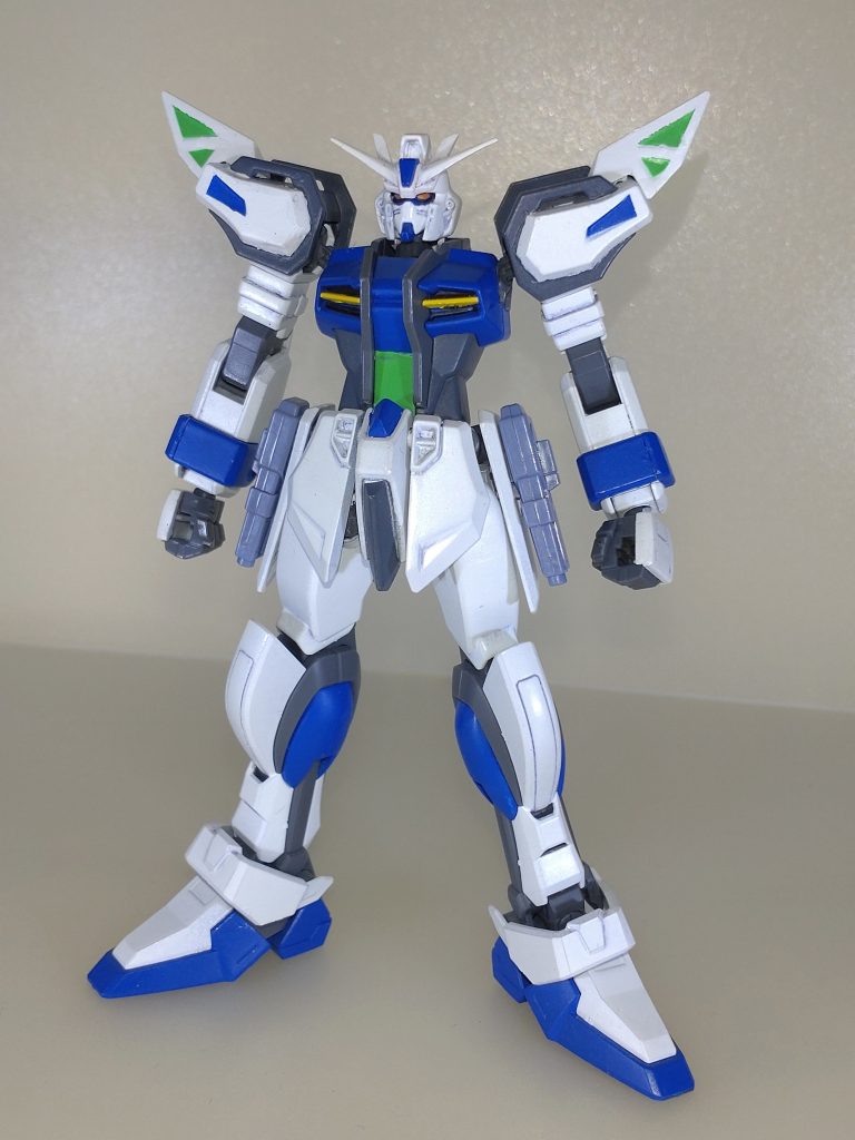 全身。このキットは、2013年頃に購入して今とは別のカラーに塗装していたのですが、久々に箱から出してみたところ少しばかり埃を被っていた状態だったので、思いきって製作し直しました。カラーの配色はガンダム試作0号機からオマージュして2024年に完成しました。