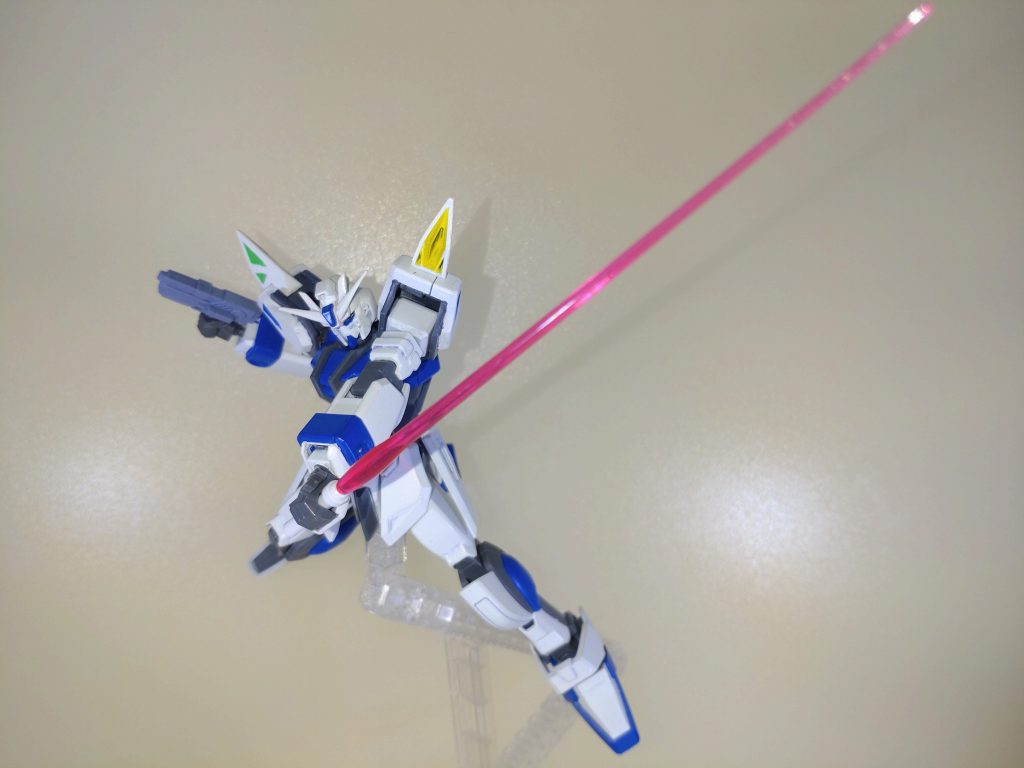 まずノーマルのアクションポーズ。クセのある関節構造ですが、サーベルのポーズもちゃんと決まります。
