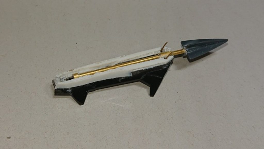 真鍮パイプの二重構造でパイルバンカー機構を実現。ここからGNソードにくっ付けています。