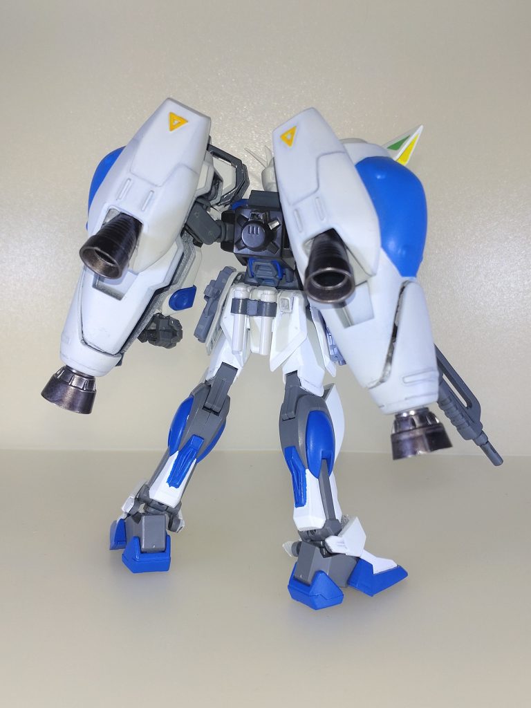 背面。バインダーの配置はフルバーニアンを参考にしていますが、マントのようなシルエットにも見えました。