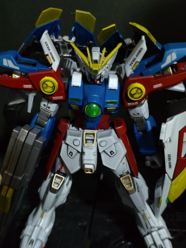 白バーツ以外は通常のデカールを使用恐らく白系以外には使えない感じですかねー全体の塗装はサフ→ガンメタ→ホビーカラーホワイトでグラデーション塗装今回はちょっと掘り直しをしてみましたが…バーツがあちこち割れましたね