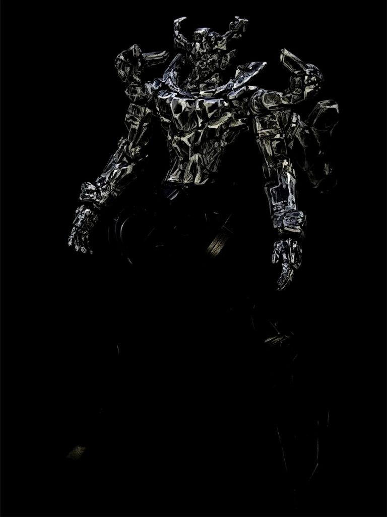 あまり制作過程、塗装途中の画像をお見せするのは自分の主義ではありませんが今回は上半身から塗り進めて行きました。途中、黒背景(撮影環境)で置いてテスト撮影したらそれっぽく見えているのでこのまま作業を進めても大丈夫だろう、と判断しました。クレオスの水性黒サフを下地に塗っています。通常の設定カラーで全塗装する方が大変そうですね。ジークアクス完成品投稿写真を見て、つくづく実感しました。