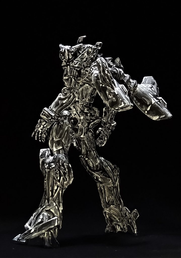 正直、正面側から見て貰う事を前提に制作しているので後ろからの姿は…適当に塗っているのですけどジークアクスは背中側の方が広い面積のパーツが多くて結果的に透けて見えるような表現が上手く出来た…と思い見栄えする姿になってくれました。