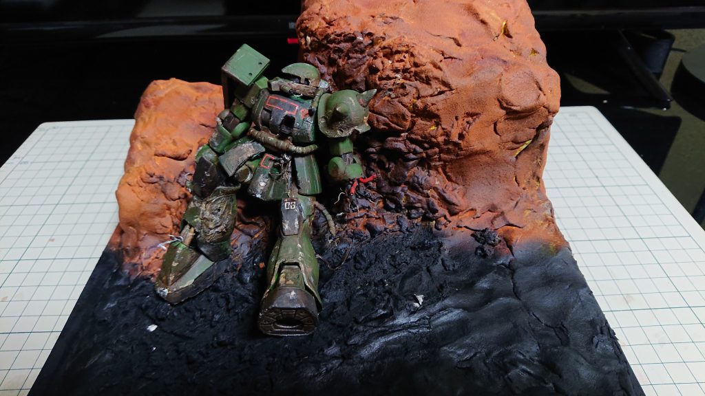 当初は、これで完成?だったのが楽しくて手を加えていきました(zaku-kao4)実際やってみて非常に構築など雑誌などで見るジオラマ作例が如何に凄いか痛感しました(zaku-kao9)