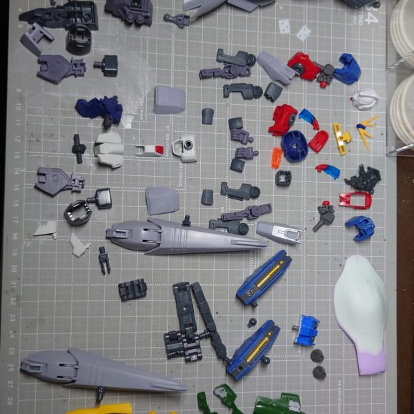 最近ガンダムXにハマっているのでガンダムアシュタロンをミキシングで作ります！塗装すれば終わりなので近日完成すると思います。