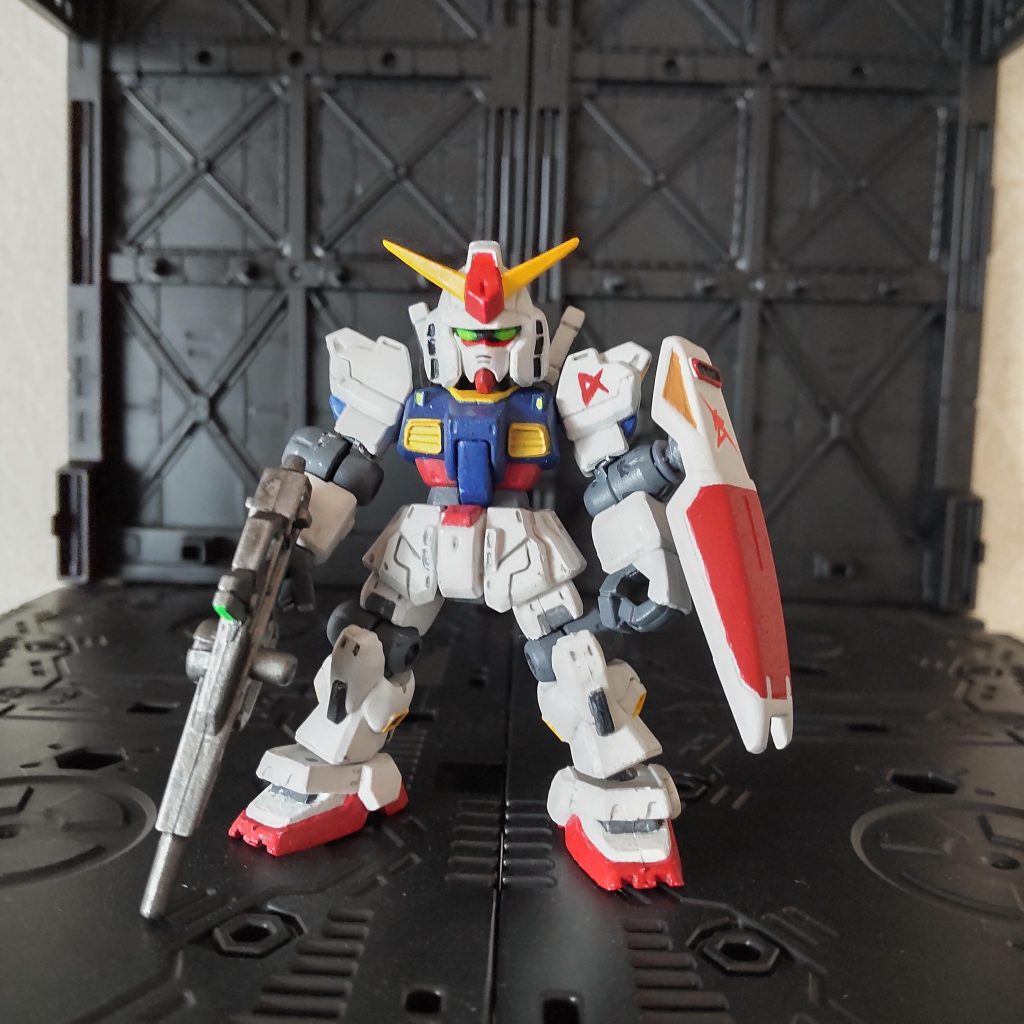 肩のパーソナルマークは手書きで入れました。盾の部分は一度、手書きで書きましたが、いまいちでしたのでデカールにしました。