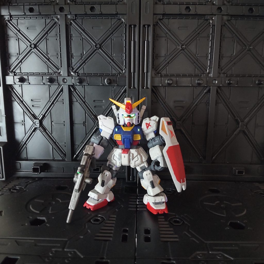 ツインアイはファレホの蛍光塗料を使ってブラックライトで光るようにしています。