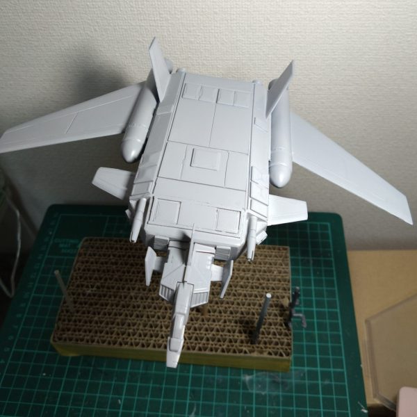 やりすぎてダレダレになっちゃった(⁠｡⁠ŏ⁠﹏⁠ŏ⁠)エアブラシや缶スプレーは外でやってるので、日差しによって超絶見にくかったりするのです…。 疲れ目〜♪ショボショボ〜♪ピーカンだと見づらい〜♪プラモの塗装は屋内で〜♪ ……といくらＡＣ辺りがCM流したところでウチには1歳児がいるからなぁ(⁠*⁠﹏⁠*⁠;⁠)塗装ブース??あんなの飾りです!!家の大きい人にはわからんのです(⁠ ⁠≧⁠Д⁠≦⁠) 一応あるんですが、水性カラー筆塗りですら薄め液を使うのに気を使っちゃいますね。筆塗りならやるけどね!!(⁠☆⁠▽⁠☆⁠) 面が大きいからエアブラシ使うつもりでしたが、白は外で塗るの無理じゃないだろうか。試しに吹いてみたところ、屋外だとサフとグランプリホワイトの違いがわからんです（笑）（1枚目）