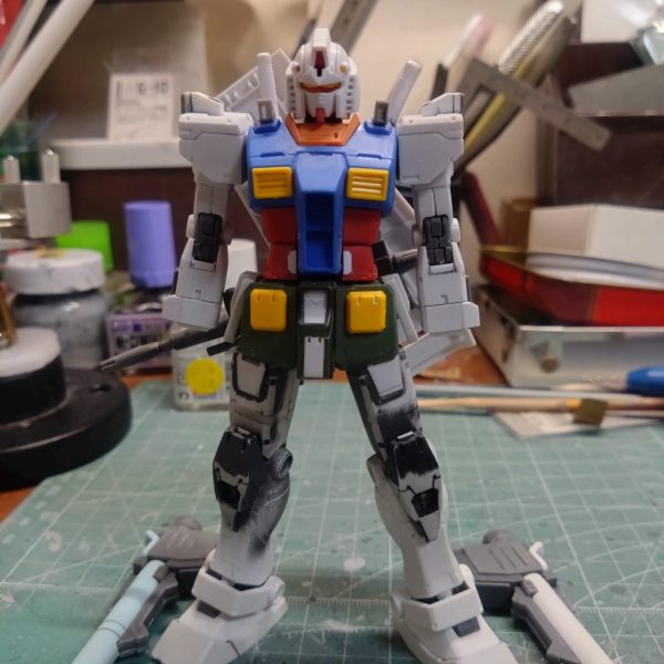 オリジンガンダム後期型　①いつまで経っても発売されないので…😢フルアーマーガンダムと並行して、余ったパーツ等を加工してました😳太腿を2.0m/m延長しました✨フロント・サイドのアーマーの裏をプラ版で塞いで、モールドを作る練習をしました😅まだまだ甘いですね😣オリジンジムのランドセルとトレードしました😆ジムには通常のランドセルを背負わせます😁いつか成仏させてあげるからね🙏（1枚目）