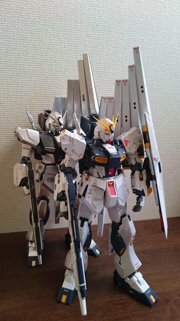 その後に製作したver.KAと並べて。うん、どっちもカッチョいい👍️しかし、２体あったらアムロの他に誰が乗るんだろう？