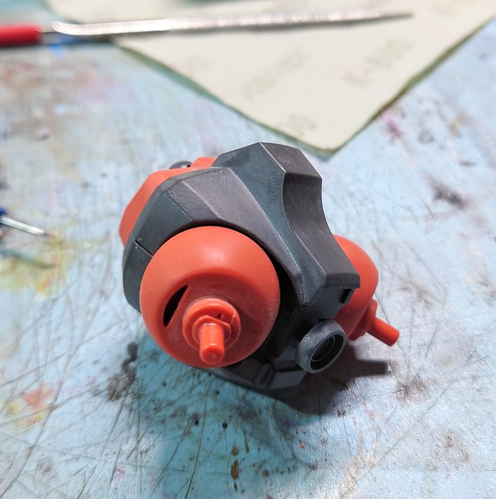 股関節部は股擦れで塗装が剥がれるとモチベ激下がりになってしまうので十分にクリアランスを設けます。アッガイでもこんなことやったなぁと懐かしくなりました。他にやったことは指の肉抜き埋めくらいです。ブーメランカッターの肉厚はシャープ化が難儀なので見なかったことにします。