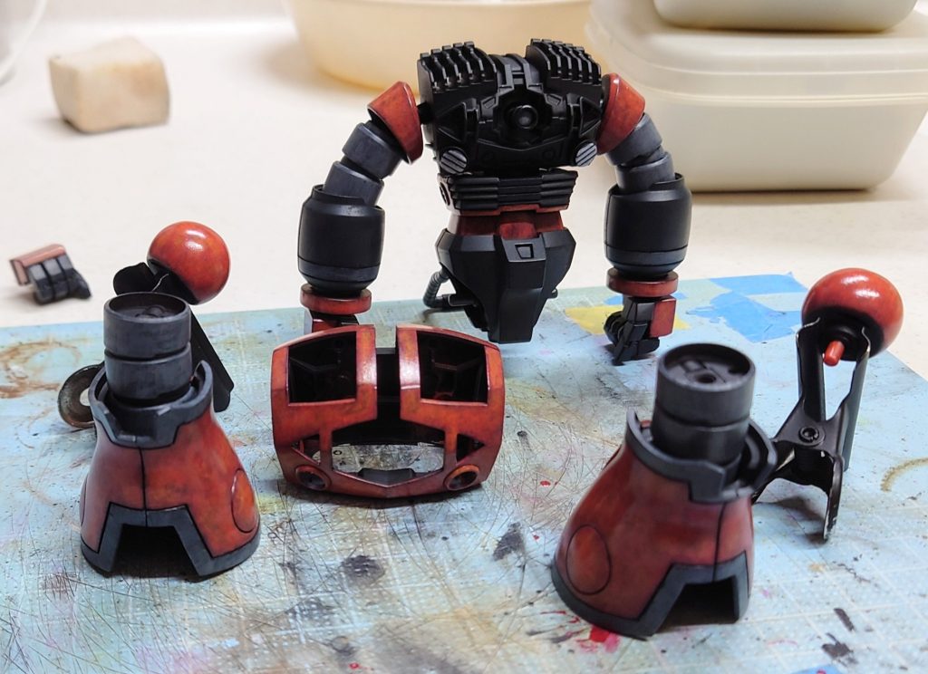 塗装途中です。筆塗りだとある程度組んだまま塗れるので楽しいです♪筆が入らない所は影と言い張ります。