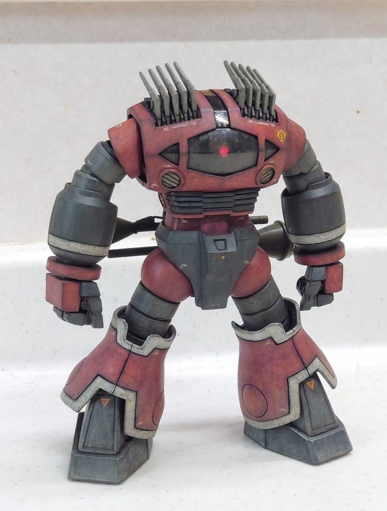 塗り上がりました(途中少なくてすみません)使った塗料赤部…シャア専用ﾚｯﾄﾞ→サーモンピンク→西川オレンジ蛇腹部…ファントムグレー→ニュートラルグレーパンツ部等…タイヤブラック→ファントムグレー白部…ニュートラルグレー→ディアクティブホワイトブーメラン部…軍艦色1 →明灰白色1モノアイ…白で下塗り→蛍光ピンクデカールはガンダムデカール、30ММ、ハイキューパーツ　その後半艶コートして、今回はより砂埃感強めにしたかったんで、ウェザリングカラーのグレイッシュブラウンでウォッシング→半艶コート→タミヤスミ入れ塗料ダークブラウンで墨入れ兼ウォッシングで仕上げてみました。ウェザリングカラーは完全乾燥するまで定着が弱いので今回はティッシュ、めん棒、筆の乾拭きで落とし過ぎないようコントロールしてます。そこからつや消しコート→タミヤエナメルジャーマングレーとレッドブラウンの混色したものでスポンジチッピング、足元にウェザリングマスターマッドです。