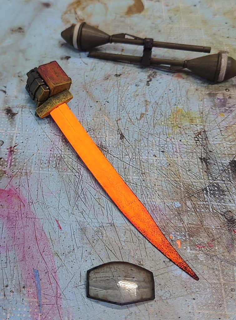 パンツァーファースト…オリーブドラブ1→カーキ　　　帯…軍艦色1→グランプリホワイトヒートソード…白を下塗りしてから蛍光オレンジ→蛍光レッド→タミヤエナメルのブラックとレッドブラウンを混色したものでスポンジチッピング→鍔と握り手に西川オレンジでﾄﾞﾗｲﾌﾞﾗｼモノアイカバー…縁をブラック、表にはスモーク(タミヤカラー)