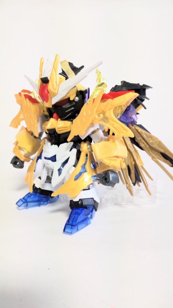 塗装前窮奇の頭部が特徴的すぎてそのまま使えなかったので、諸葛亮のパーツと組み合わせて何とか形状を整えました。今回の一番の難所でした……😩今回初めてSDEXを使いました。簡単に肘可動が追加できるのが楽ですね!拳が若干大きく感じたので、ヒーローズ系の拳を取り付けられるように加工しました。〈 使用マーカー〉レッド、ブルー、グレー、ブラック、ニューホワイト、ロイヤルメタレッド、コスモメタブルー、メタリックピンク、シャインシルバー、月光蝶ホロシルバーご覧頂きありがとうございました‼️