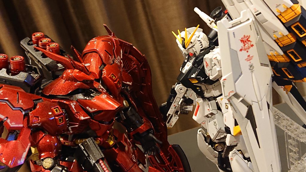 右肩付け根が折れたRGサザビーと一緒に。やっぱり並べたいです。右肩は接着剤でつけました。もう動きません。