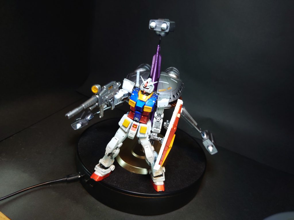 付属していたガンダムを赤いガンダム風に塗装しました。