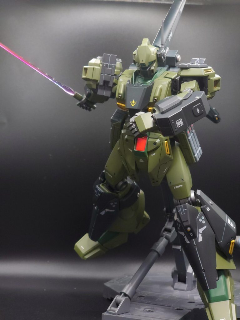 クシャトリヤに突っ込むスターク・ジェガン