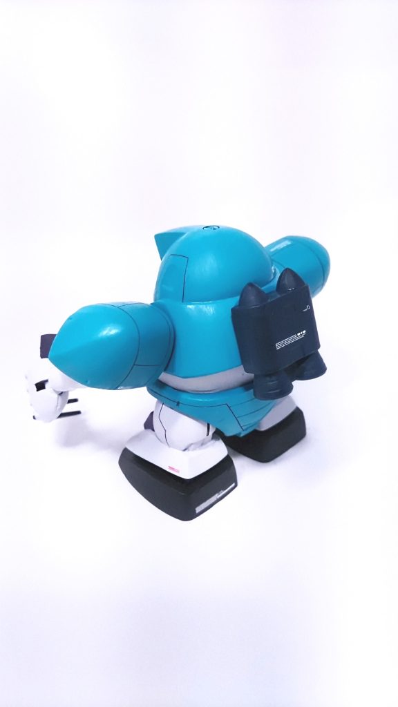 調色した青緑色がいい感じになりました。また、モノアイは貼ってあったシールにレジンを垂らして作ってみましたが、これもまたいい感じになりました。