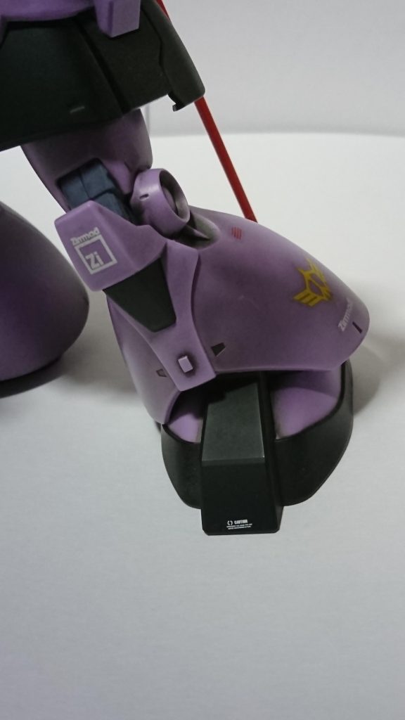 膝下にある□のパーツはなんかつけないと寂しく感じたので付属のランナーの端を使って整形し接着してみました。