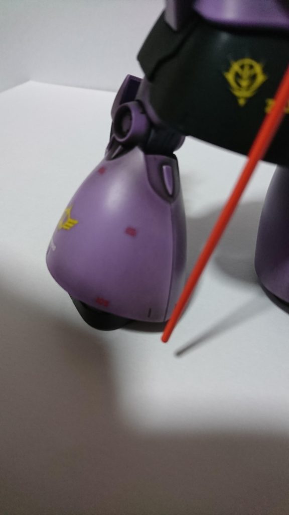 膝裏は合わせ目出る箇所ですが処理するとなると少々面倒だったのでランナーの端を使って整形し接着してみました。