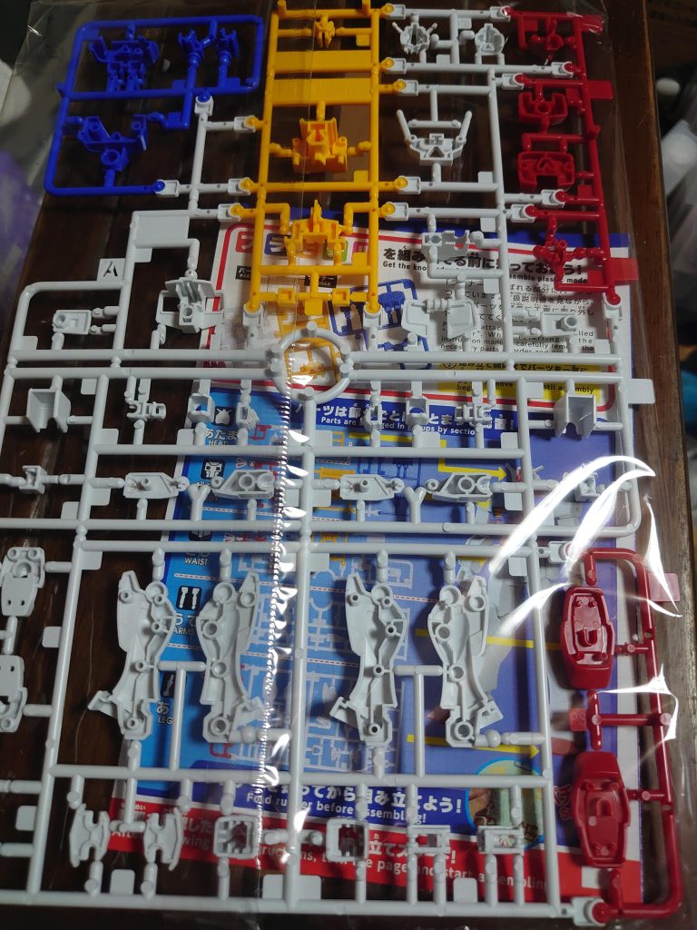 ガンプラアカデミアとは?★教室にいながら プラモデル工場見学&組み立て体験が可能★小学校5年生 社会「工業生産」の単元に対応。キャリア教育やSDGs学習にも!★体験用プラモデルに加え、指導案・ワークシートなど、授業に必要な一式を完備★令和5年度(2023年度)は3400校で28万人を超える児童が参加しました・名称:ガンプラトライアルキット RX-78-2 ガンダム・パーツ数:51パーツ・小学生の手にしっかり収まる全高約100mmのサイズ(ノンスケール)・学校の机の上でも場所をとらない4色イロプラのランナー1枚構成・シールを使わないカラー再現・全身28か所の可動個所で幅広いポージングが可能・組み立てには、ニッパーなどの工具や接着剤は不要つまり小学生向けのバンダイの取り組みって奴ですよしかも5年生を指定していますねー学校が申し込んで教材のプラモが届くのが2週間後無料で届くなんてバンダイ凄いです、スナップキットなのでニッパーも接着剤も要りません、教育用です。このキット、メルカリに大量に出ているとの事うーん、配られたキットは授業で作るんだけどねおかしいなぁ、先生方やってんねぇw