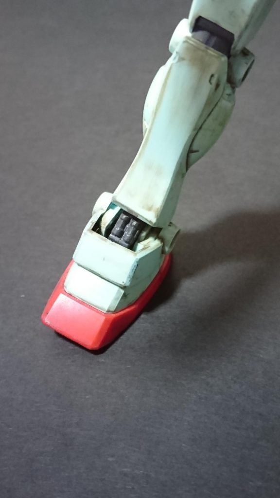 合わせ目消し足首のシリンダー部分を塗装しました。