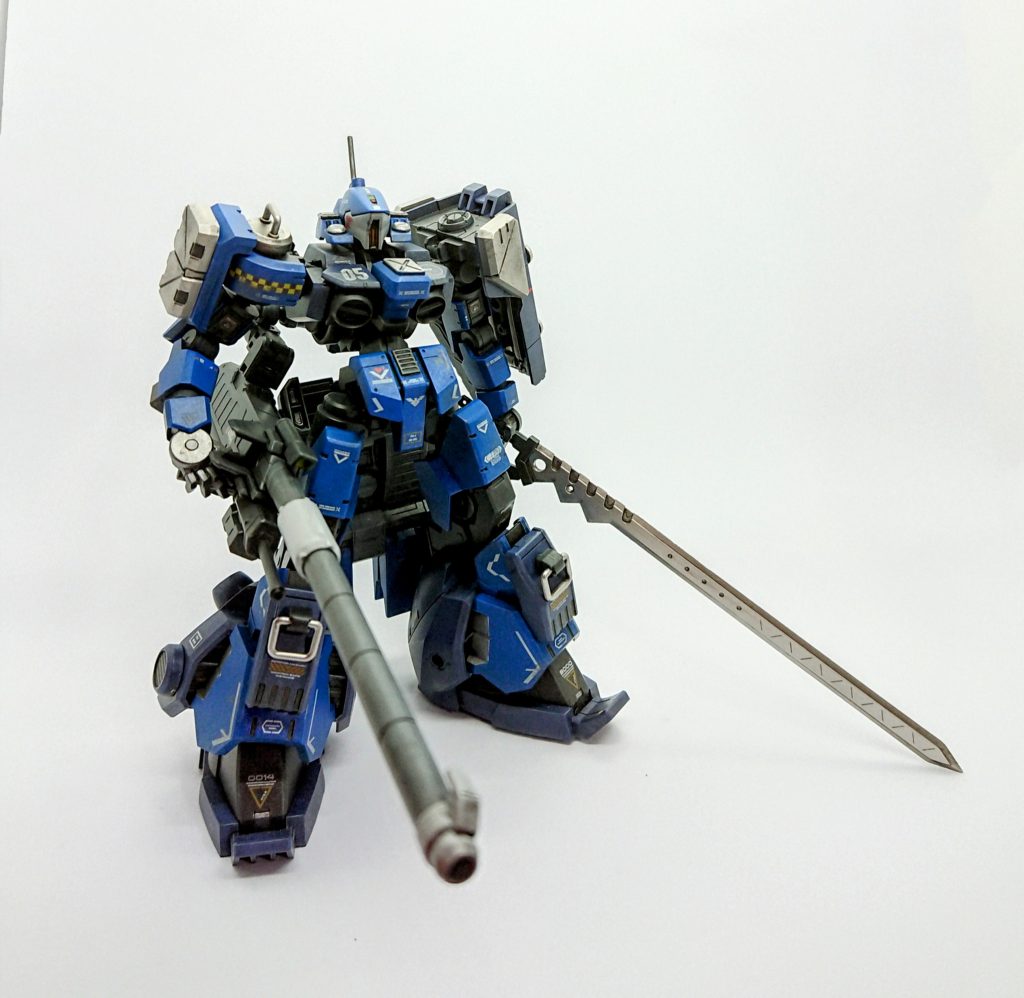 ・機体設定ギャラルホルンではエドモントンでの事件以降、現場からの強い要望で新型フレーム『レギンレイズ』の開発が急ピッチで進められていたが各種実動データの不足が問題となっていた。そこで開発部は数機の試作レギンレイズ・フレームを機密保持の為にカスタムMSとして偽装し、選抜されたパイロット達（実戦経験者、元ギャラルホルン兵の傭兵等）による紛争地域での実戦データの収集を計画した。本機『ソウテン』を含む試験機で収集された様々なデータはアリアンロッドに先行配備された機体や通常量産型にフィードバッグされレギンレイズの完成度を高めた…みたいな妄想で作りました