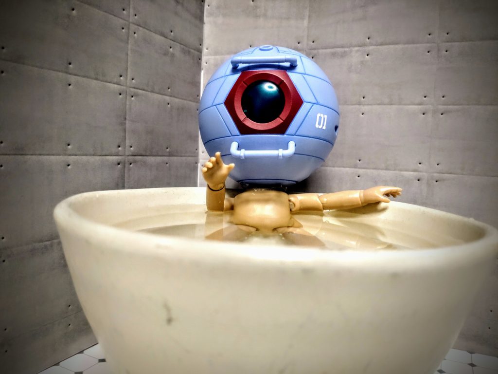 ボールはちょっと前にガチャであったボールなんですけど、片手が行方不明でどうしたもんかなんかに使えないかなと思ってたところに、セリアで売ってたドールボディを見かけて気がついたら合体してましたwでもこのドールボディ、百円なのに何気に可動がすごい。 