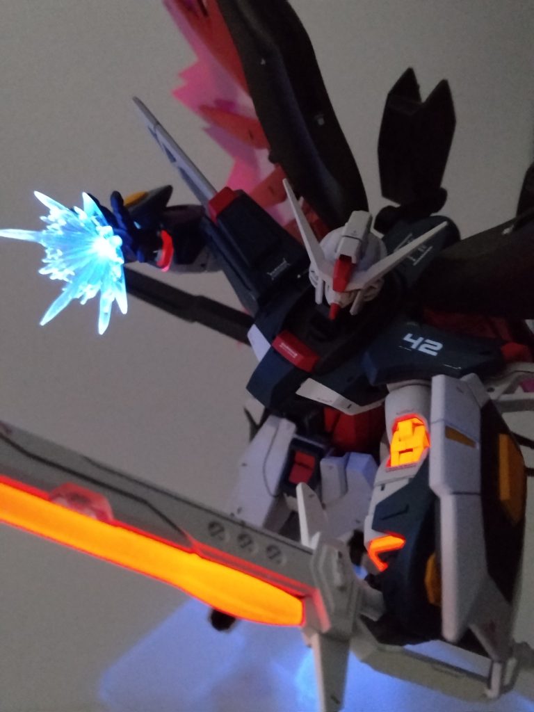 光の翼はクリアプラバンを切り出して塗装して作りました。UVライトで関節やパルマフィオキーナなどが光ります。