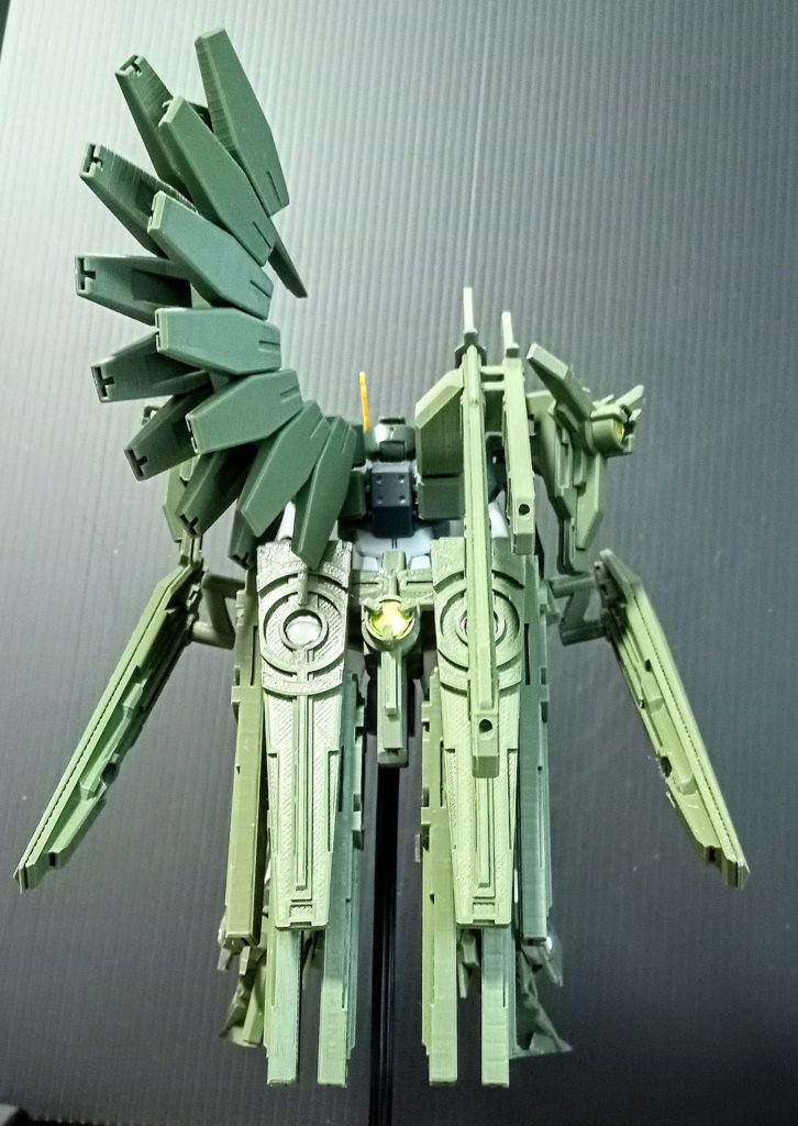 腰に装備しているのが追加のシールドビット【GNスクードビット】X8枚。オリジナルシールドビットと同じく、アサルトモードで攻撃が出来ます。スクードはイタリア語で盾の意味です。大型コンデンサー装備で、威力は倍あります。