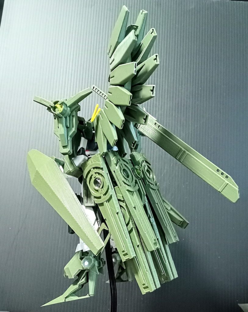 シールドビット14個を専用ランチャーに装備。ヒザのオリジナル2個以外は、3Dプリンターで設定画を見ながら作って見ました。全部で16個装備。